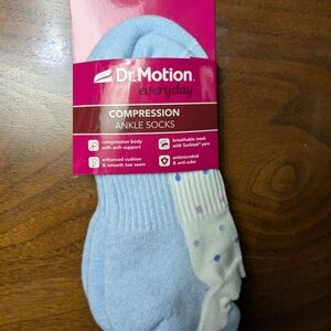 Dr Motion Everyday Compression Ankle Socks - Light Blue and Cream